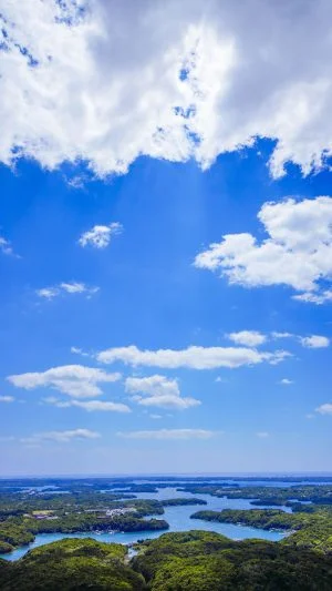 無料スマホ壁紙 天空のような青空と英虞湾。AndroidとiPhoneに対応した4K高画質の無料待ち受け画像。三重県志摩市の横山展望台で撮影したフリー写真素材