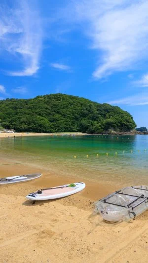 無料スマホ壁紙 マリンアクティビティが楽しめる海。AndroidとiPhoneに対応した4K高画質の無料待ち受け画像。三重県紀北町の城ノ浜プール＆ビーチで撮影したフリー写真素材