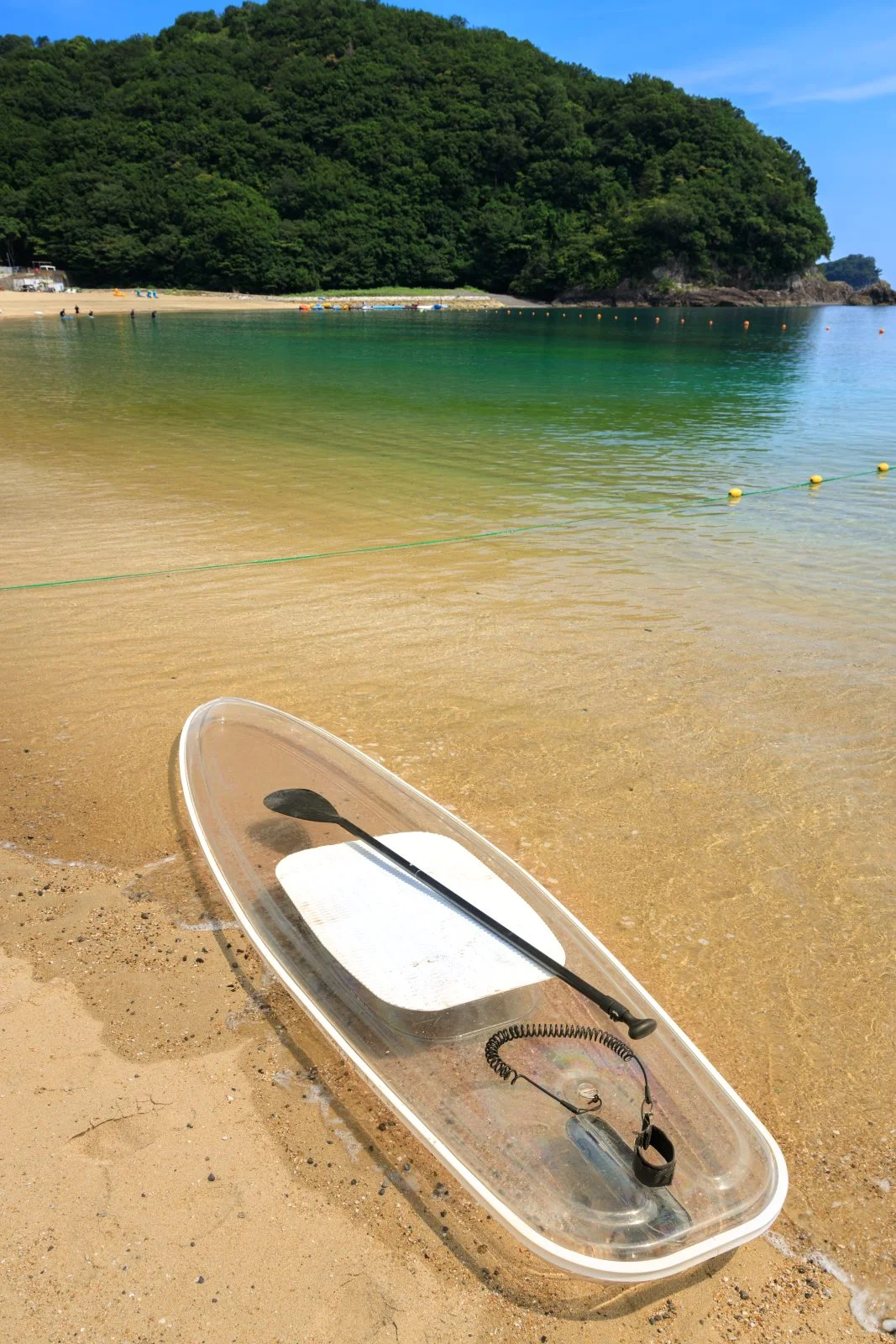 無料スマホ壁紙 波打ち際に置かれたクリアサップ。AndroidとiPhoneに対応した4K高画質の無料待ち受け画像。三重県紀北町の城ノ浜プール＆ビーチで撮影したフリー写真素材