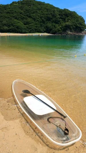 無料スマホ壁紙 波打ち際に置かれたクリアサップ。AndroidとiPhoneに対応した4K高画質の無料待ち受け画像。三重県紀北町の城ノ浜プール＆ビーチで撮影したフリー写真素材