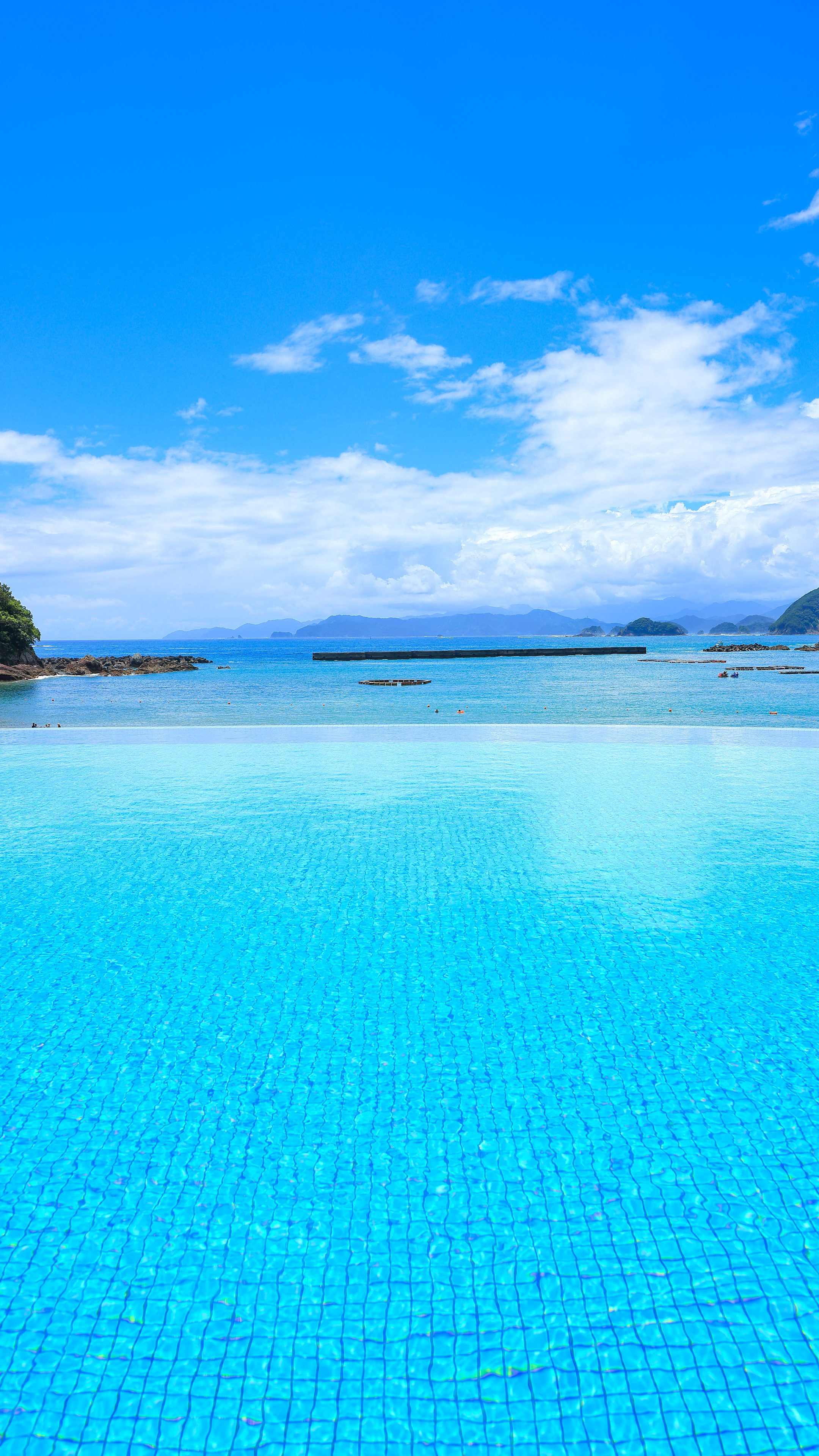 夏雲とインフィニティプール(三重県紀北町・城ノ浜プール&ビーチ)