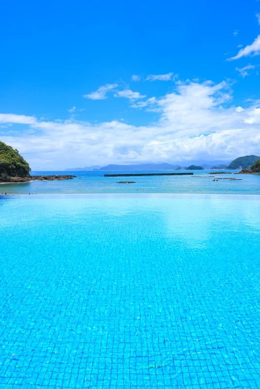 運気が上がる待ち受け 夏雲とインフィニティプール。AndroidとiPhoneに対応した4K高画質の無料スマホ壁紙。三重県紀北町の城ノ浜プール＆ビーチで撮影したフリー写真素材