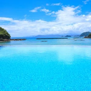 運気が上がる待ち受け 夏雲とインフィニティプール。AndroidとiPhoneに対応した4K高画質の無料スマホ壁紙。三重県紀北町の城ノ浜プール＆ビーチで撮影したフリー写真素材