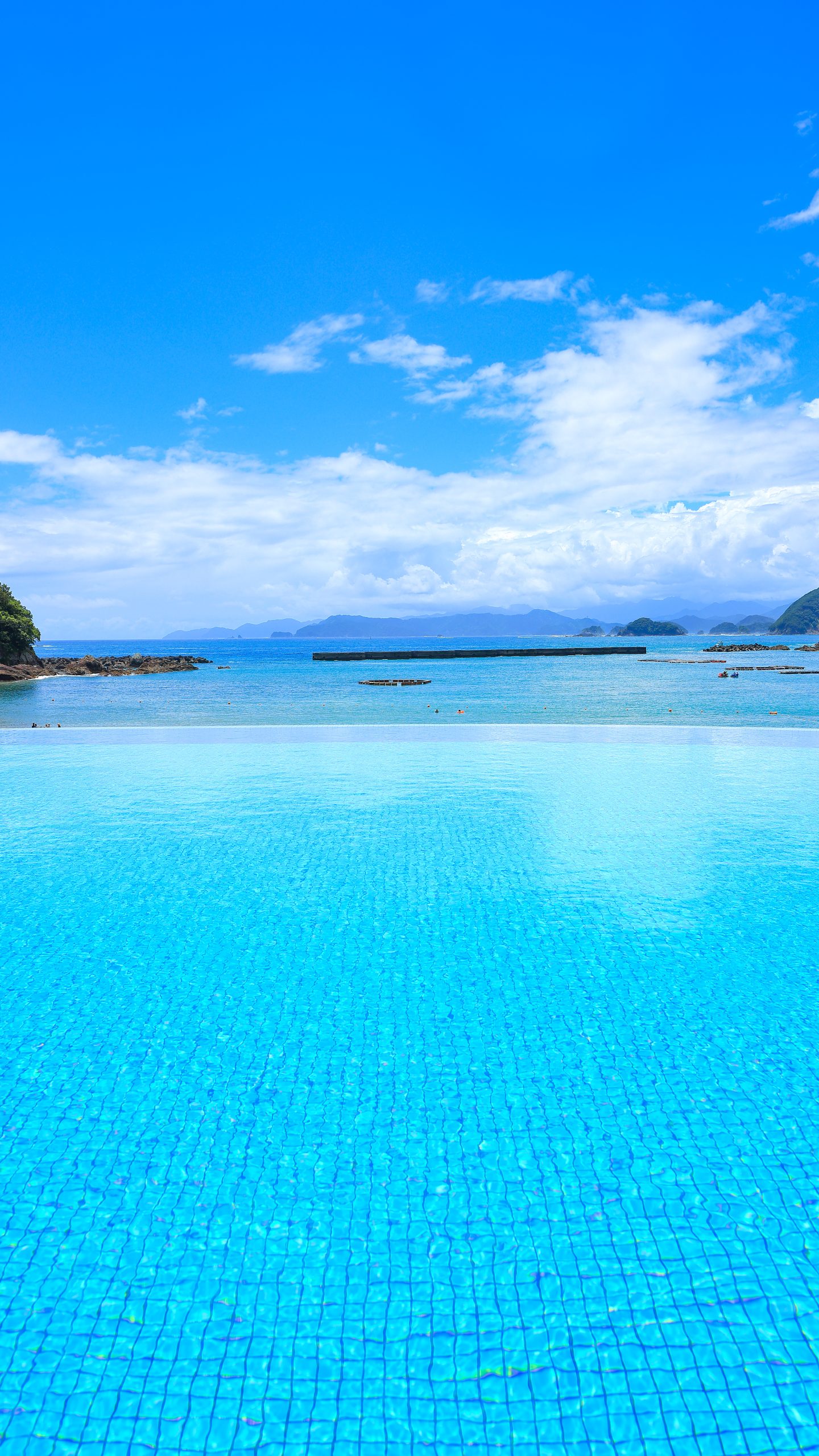 夏雲とインフィニティプール(三重県紀北町・城ノ浜プール&ビーチ)