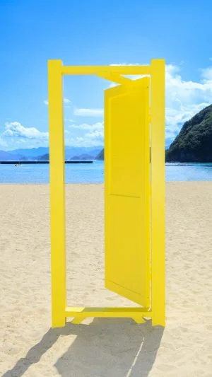 無料スマホ壁紙 幸せを呼ぶ「どこでもドア」。AndroidとiPhoneに対応した4K高画質の無料待ち受け画像。三重県紀北町の城ノ浜プール＆ビーチで撮影したフリー写真素材