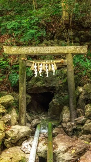 無料スマホ壁紙 天の岩戸と水穴。AndroidとiPhoneに対応した4K高画質の無料待ち受け画像。三重県志摩市の天の岩戸（恵利原の水穴）で撮影したフリー写真素材