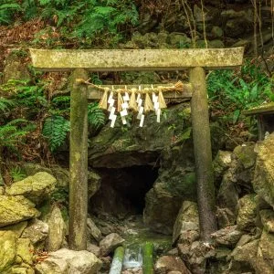 無料スマホ壁紙 天の岩戸と水穴。AndroidとiPhoneに対応した4K高画質の無料待ち受け画像。三重県志摩市の天の岩戸（恵利原の水穴）で撮影したフリー写真素材