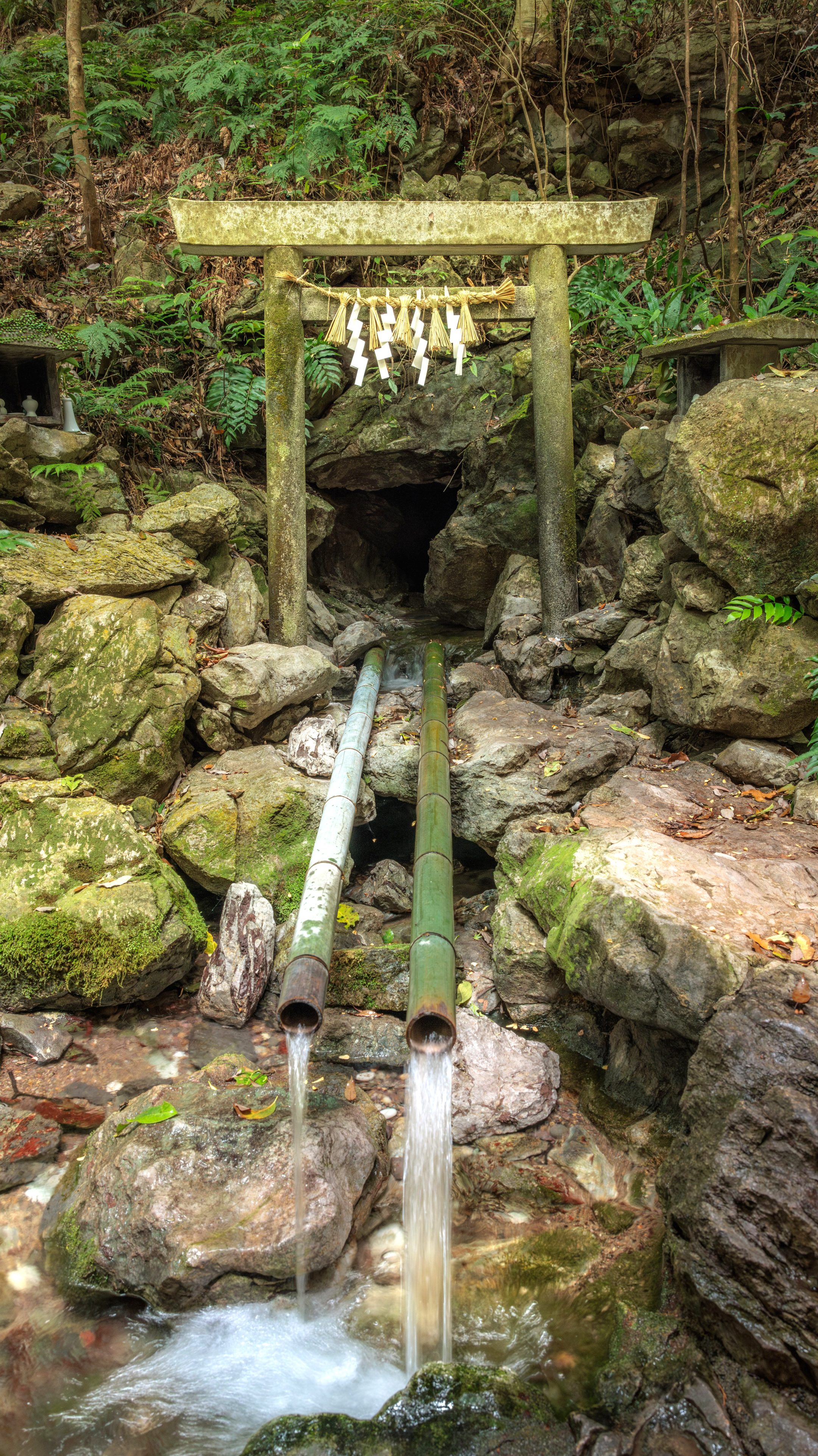 運気が上がる待ち受け 天の岩戸から流れる清水。AndroidとiPhoneに対応した4K高画質の無料スマホ壁紙。三重県志摩市の天の岩戸(恵利原の水穴)で撮影したフリー写真素材