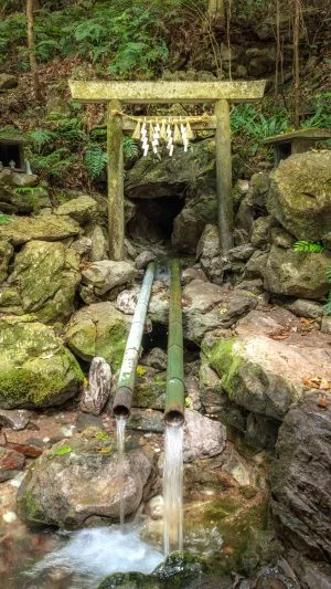 運気が上がる待ち受け 天の岩戸から流れる清水。AndroidとiPhoneに対応した4K高画質の無料スマホ壁紙。三重県志摩市の天の岩戸（恵利原の水穴）で撮影したフリー写真素材