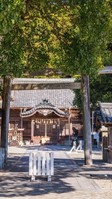 無料壁紙 鳥居と社殿。PCとデスクトップ壁紙に最適な4K高画質の無料壁紙。三重県尾鷲市の尾鷲神社で撮影したフリー写真素材