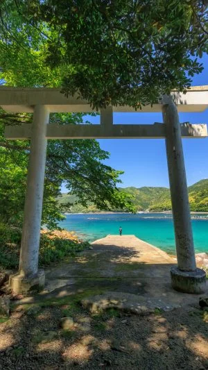 無料スマホ壁紙 鳥居と青い海。AndroidとiPhoneに対応した4K高画質の無料待ち受け画像。三重県熊野市の阿古師神社で撮影したフリー写真素材