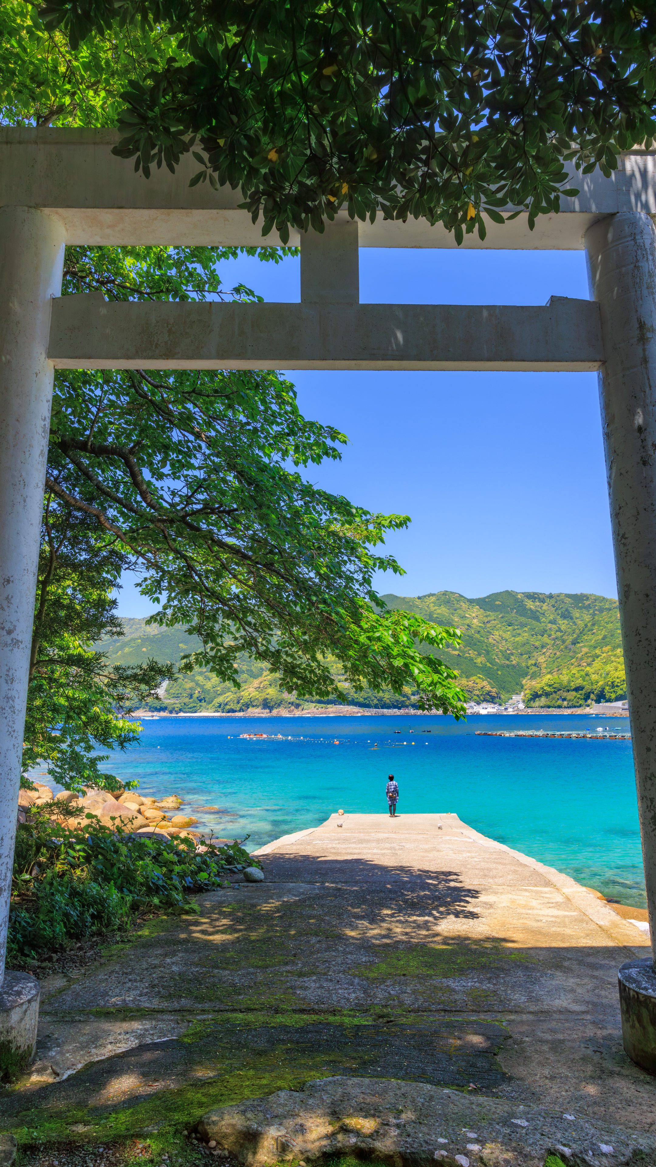 無料スマホ壁紙 鳥居から眺める青い海。AndroidとiPhoneに対応した4K高画質の無料待ち受け画像。三重県熊野市の阿古師神社で撮影したフリー写真素材