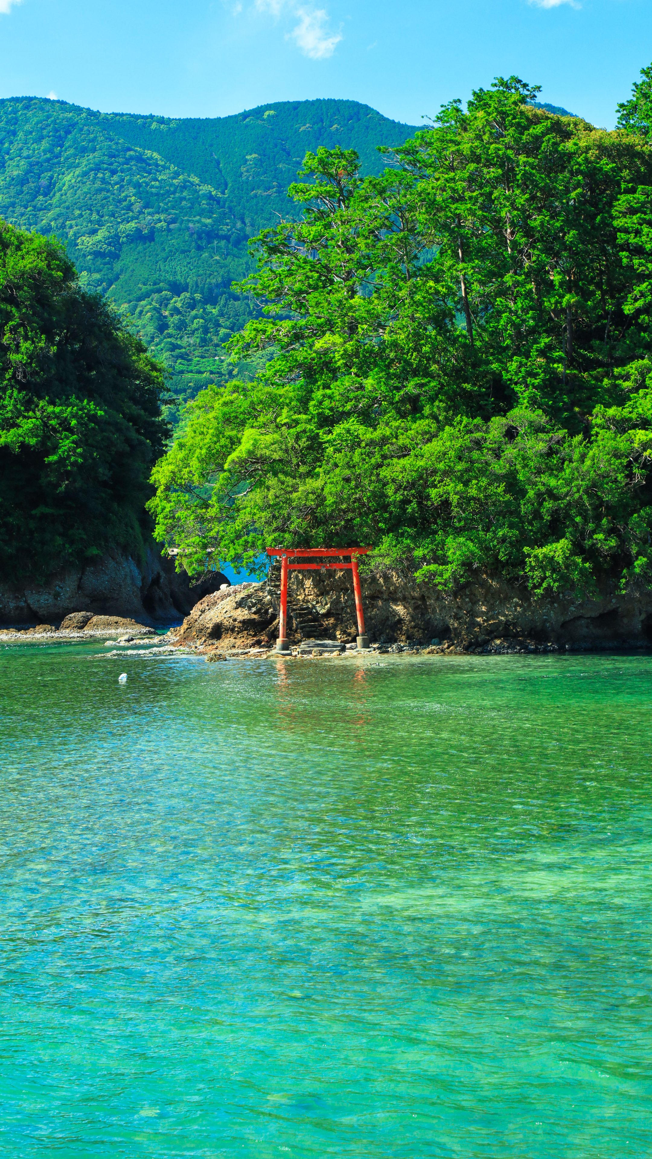 運気が上がる待ち受け 孤島にある鳥居。AndroidとiPhoneに対応した4K高画質の無料スマホ壁紙。三重県尾鷲市の弁財島で撮影したフリー写真素材