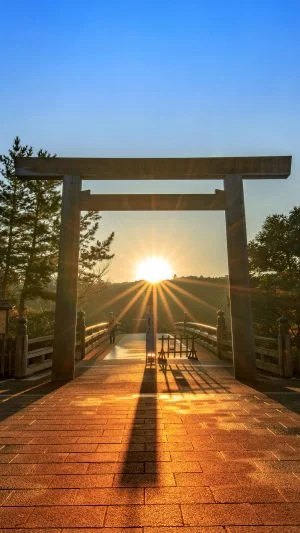 運気が上がる待ち受け 伊勢神宮 日の出の待ち受け。AndroidとiPhoneに対応した4K高画質の無料スマホ壁紙。三重県伊勢市の伊勢神宮で撮影したフリー写真素材