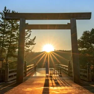 運気が上がる待ち受け 伊勢神宮 日の出の待ち受け。AndroidとiPhoneに対応した4K高画質の無料スマホ壁紙。三重県伊勢市の伊勢神宮で撮影したフリー写真素材