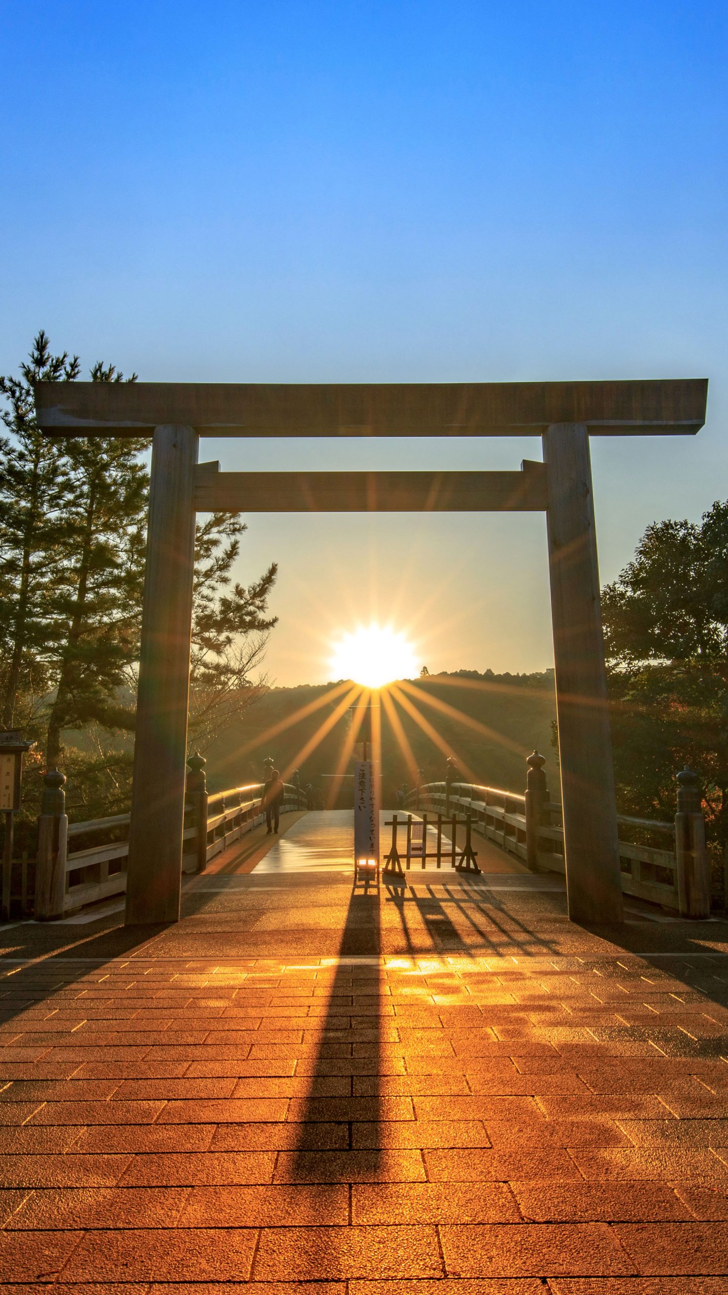 運気が上がる待ち受け 伊勢神宮 日の出の待ち受け。AndroidとiPhoneに対応した4K高画質の無料スマホ壁紙。三重県伊勢市の伊勢神宮で撮影したフリー写真素材