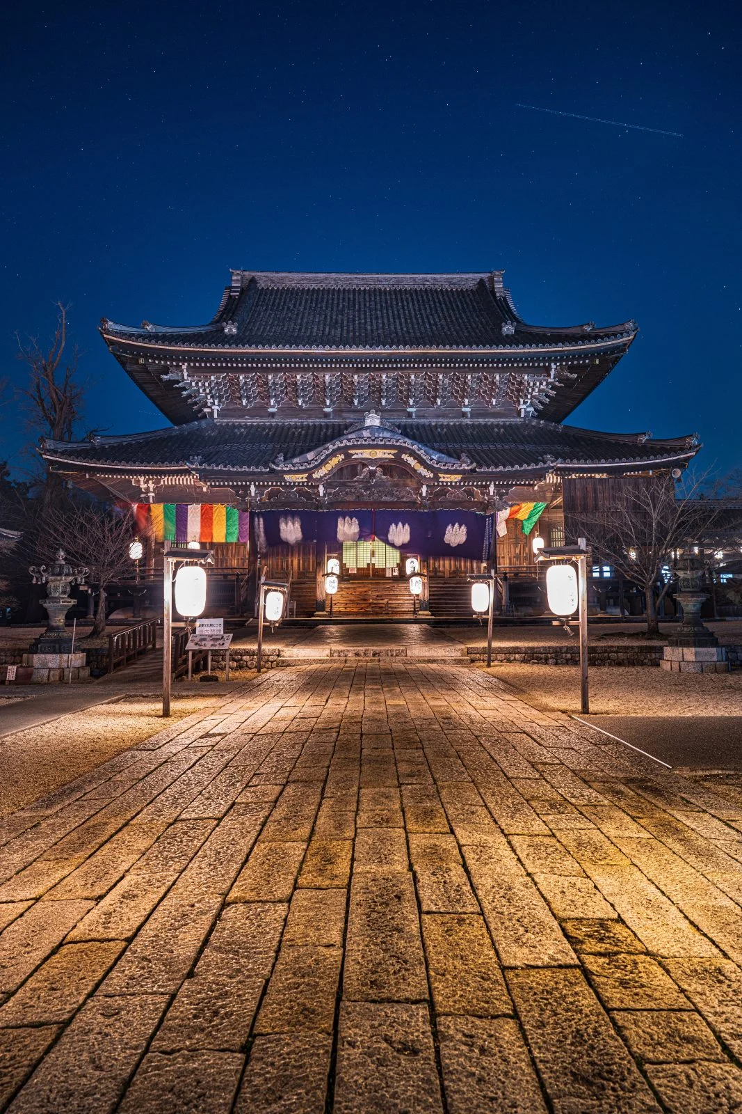 無料スマホ壁紙 お七夜ライトアップ・如来堂。AndroidとiPhoneに対応した4K高画質の無料待ち受け画像。三重県津市の一身田で撮影したフリー写真素材