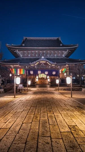 無料スマホ壁紙 お七夜ライトアップ・如来堂。AndroidとiPhoneに対応した4K高画質の無料待ち受け画像。三重県津市の一身田で撮影したフリー写真素材