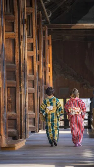 無料スマホ壁紙 御影堂を歩く。AndroidとiPhoneに対応した4K高画質の無料待ち受け画像。三重県津市の一身田で撮影したフリー写真素材