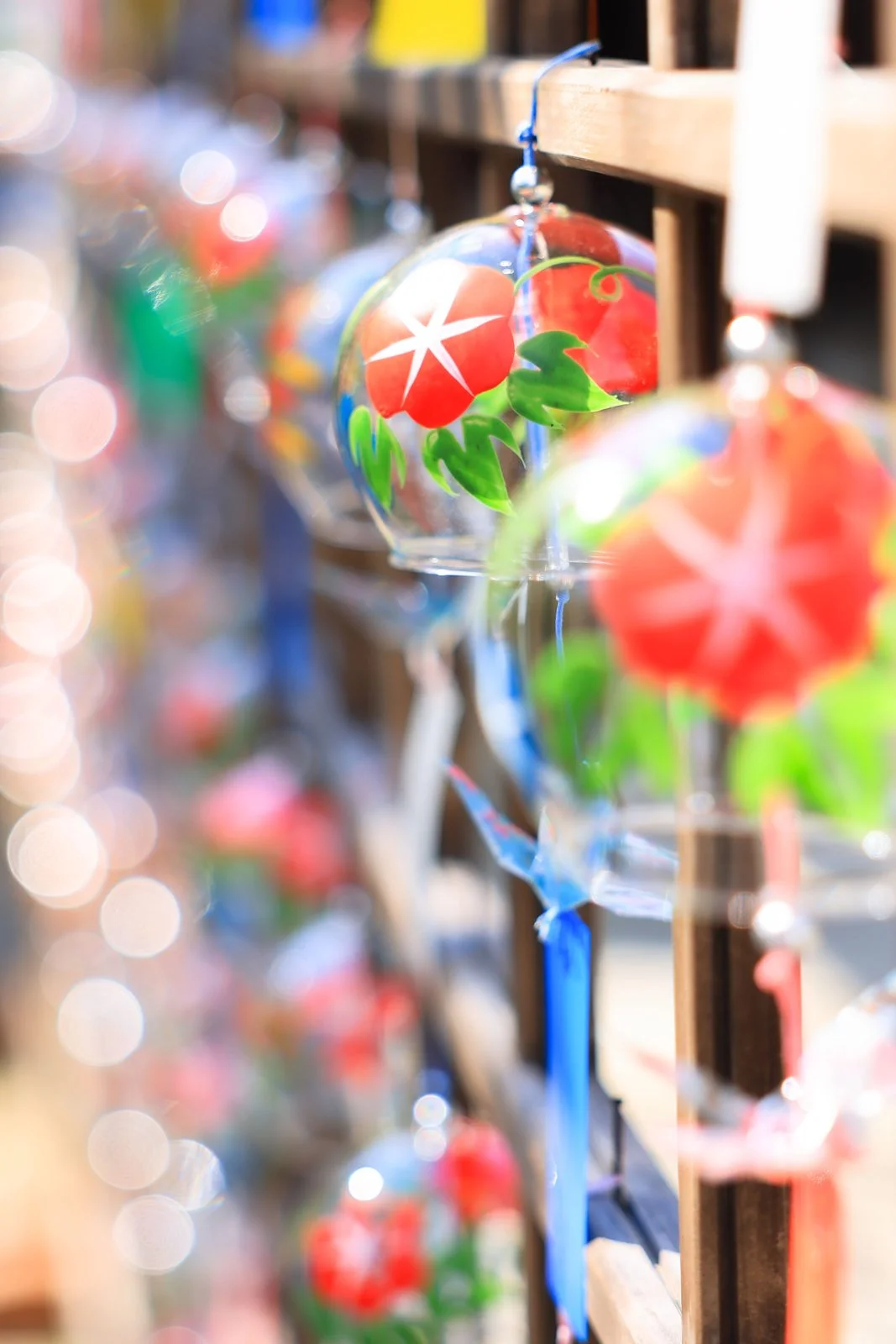 運気が上がる待ち受け 光輝く風鈴。AndroidとiPhoneに対応した4K高画質の無料スマホ壁紙。三重県伊賀市の広禅寺で撮影したフリー写真素材