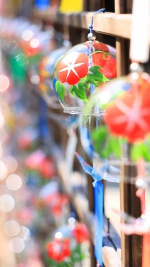 運気が上がる待ち受け 光輝く風鈴。AndroidとiPhoneに対応した4K高画質の無料スマホ壁紙。三重県伊賀市の広禅寺で撮影したフリー写真素材