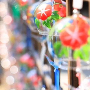 運気が上がる待ち受け 光輝く風鈴。AndroidとiPhoneに対応した4K高画質の無料スマホ壁紙。三重県伊賀市の広禅寺で撮影したフリー写真素材