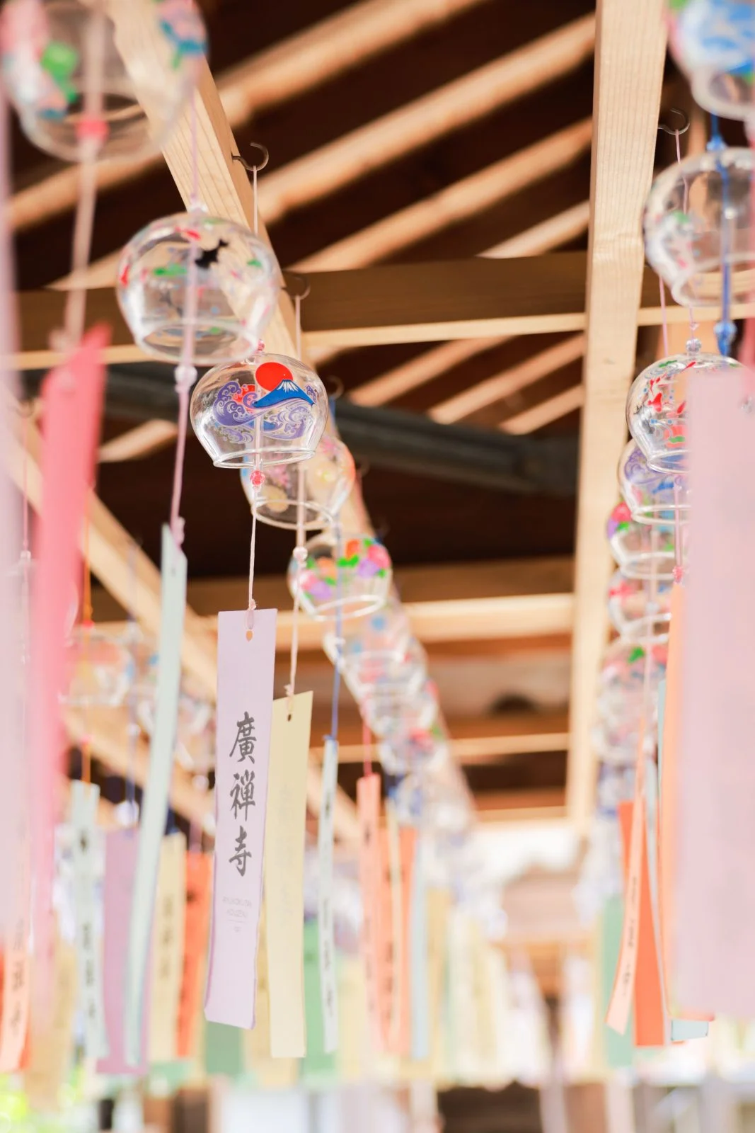 無料スマホ壁紙 日の丸と富士山の風鈴。AndroidとiPhoneに対応した4K高画質の無料待ち受け画像。三重県伊賀市の広禅寺で撮影したフリー写真素材