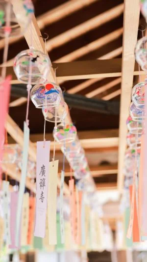 無料スマホ壁紙 日の丸と富士山の風鈴。AndroidとiPhoneに対応した4K高画質の無料待ち受け画像。三重県伊賀市の広禅寺で撮影したフリー写真素材