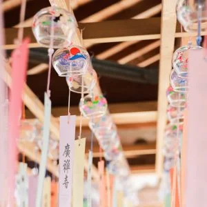 無料スマホ壁紙 日の丸と富士山の風鈴。AndroidとiPhoneに対応した4K高画質の無料待ち受け画像。三重県伊賀市の広禅寺で撮影したフリー写真素材