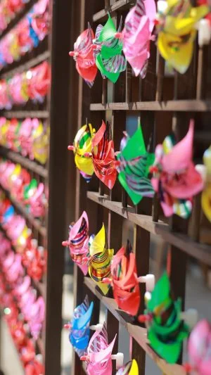 無料スマホ壁紙 風車棚を横から眺める。AndroidとiPhoneに対応した4K高画質の無料待ち受け画像。三重県伊賀市の広禅寺で撮影したフリー写真素材