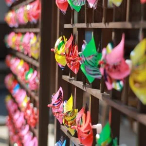 無料スマホ壁紙 風車棚を横から眺める。AndroidとiPhoneに対応した4K高画質の無料待ち受け画像。三重県伊賀市の広禅寺で撮影したフリー写真素材