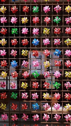 無料スマホ壁紙 色とりどりな風車棚。AndroidとiPhoneに対応した4K高画質の無料待ち受け画像。三重県伊賀市の広禅寺で撮影したフリー写真素材