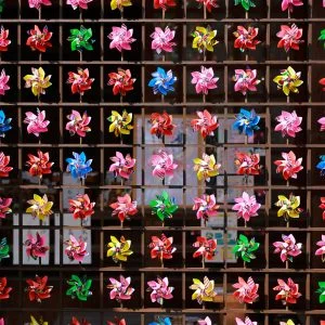 無料スマホ壁紙 色とりどりな風車棚。AndroidとiPhoneに対応した4K高画質の無料待ち受け画像。三重県伊賀市の広禅寺で撮影したフリー写真素材