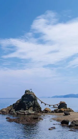 無料スマホ壁紙 青空と夫婦岩。AndroidとiPhoneに対応した4K高画質の無料待ち受け画像。三重県伊勢市の夫婦岩で撮影したフリー写真素材