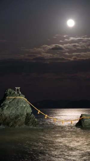無料スマホ壁紙 月明かりと夫婦岩。AndroidとiPhoneに対応した4K高画質の無料待ち受け画像。三重県伊勢市の夫婦岩で撮影したフリー写真素材