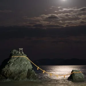 無料スマホ壁紙 月明かりと夫婦岩。AndroidとiPhoneに対応した4K高画質の無料待ち受け画像。三重県伊勢市の夫婦岩で撮影したフリー写真素材