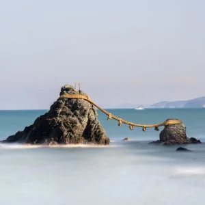 無料スマホ壁紙 夫婦岩と白波。AndroidとiPhoneに対応した4K高画質の無料待ち受け画像。三重県伊勢市の夫婦岩で撮影したフリー写真素材