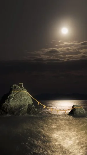 運気が上がる待ち受け 夫婦岩と満月と白波。AndroidとiPhoneに対応した4K高画質の無料スマホ壁紙。三重県伊勢市の夫婦岩で撮影したフリー写真素材