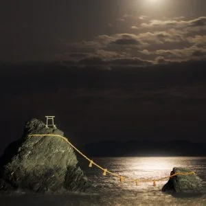 運気が上がる待ち受け 夫婦岩と満月と白波。AndroidとiPhoneに対応した4K高画質の無料スマホ壁紙。三重県伊勢市の夫婦岩で撮影したフリー写真素材