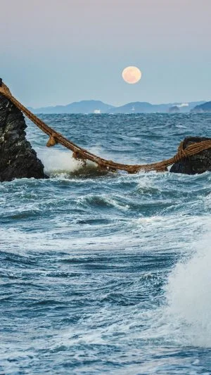 無料壁紙 夫婦岩の満月。PCとデスクトップ壁紙に最適な4K高画質の無料壁紙。三重県伊勢市の夫婦岩で撮影したフリー写真素材