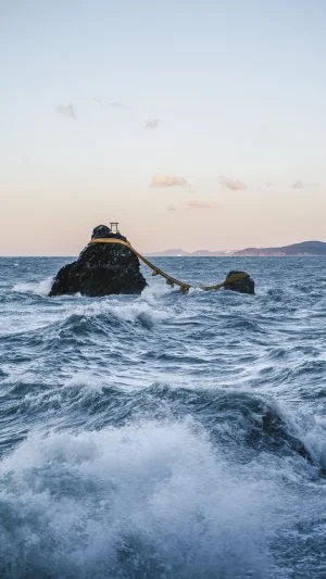 無料スマホ壁紙 夕暮れと白波。AndroidとiPhoneに対応した4K高画質の無料待ち受け画像。三重県伊勢市の夫婦岩で撮影したフリー写真素材