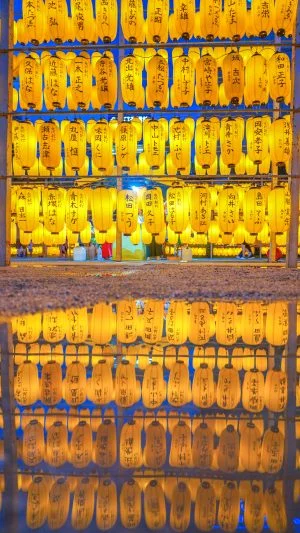 無料スマホ壁紙 提灯リフレクション。AndroidとiPhoneに対応した4K高画質の無料待ち受け画像。三重県津市の三重県護国神社で撮影したフリー写真素材