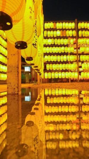 無料スマホ壁紙 水面に映る提灯。AndroidとiPhoneに対応した4K高画質の無料待ち受け画像。三重県津市の三重県護国神社で撮影したフリー写真素材