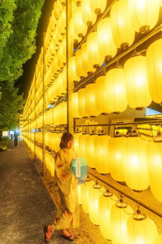 無料スマホ壁紙 お魚の青い提灯を持つ浴衣の女性。AndroidとiPhoneに対応した4K高画質の無料待ち受け画像。三重県津市の三重県護国神社で撮影したフリー写真素材