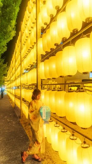 無料スマホ壁紙 お魚の青い提灯を持つ浴衣の女性。AndroidとiPhoneに対応した4K高画質の無料待ち受け画像。三重県津市の三重県護国神社で撮影したフリー写真素材