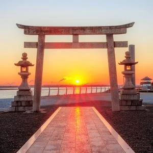 運気が上がる待ち受け 鳥居の真ん中から昇る日の出。AndroidとiPhoneに対応した4K高画質の無料スマホ壁紙。三重県桑名市の住吉神社で撮影したフリー写真素材