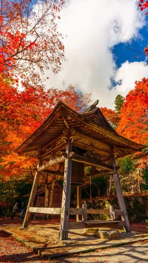 無料スマホ壁紙 八角銅鐘と天に登るような雲。AndroidとiPhoneに対応した4K高画質の無料待ち受け画像。三重県松阪市の天開山泰運寺で撮影したフリー写真素材