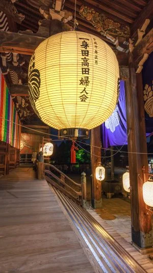 無料壁紙 御影堂の提灯。PCとデスクトップ壁紙に最適な4K高画質の無料壁紙。三重県津市の高田本山専修寺で撮影したフリー写真素材