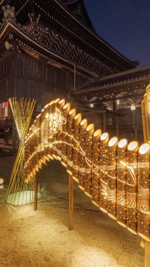 無料壁紙 如来堂の近くにある豪華な竹あかり。PCとデスクトップ壁紙に最適な4K高画質の無料壁紙。三重県津市の高田本山専修寺で撮影したフリー写真素材