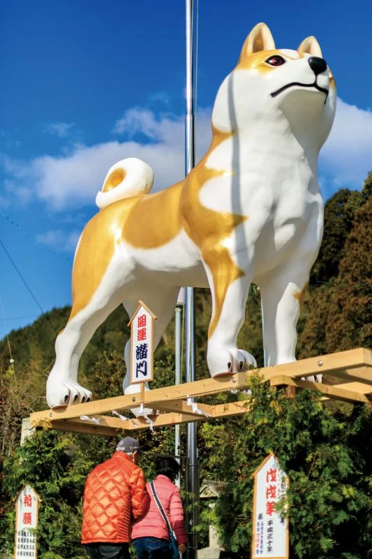 無料スマホ壁紙 犬のジャンボ干支。AndroidとiPhoneに対応した4K高画質の無料待ち受け画像。三重県津市の辰水神社のジャンボ干支で撮影したフリー写真素材
